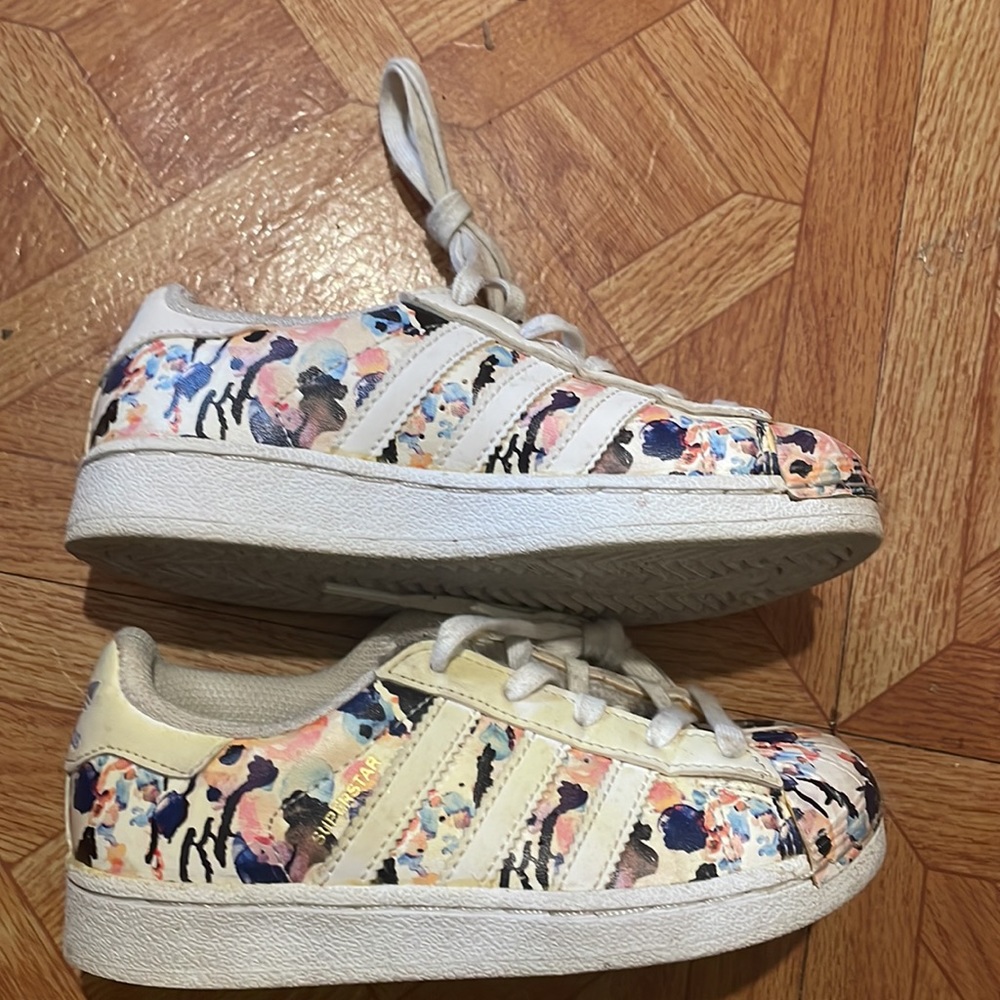 Girls floral adidas superstar. Size 11k